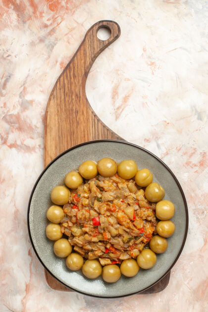 板烤茄子沙拉在裸体表面的砧板上的盘子俯视图烤肉营养晚餐