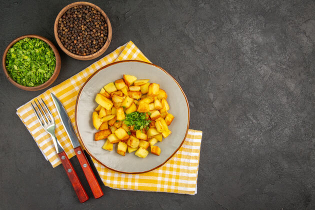 水果在深灰色表面的盘子里 美味的炸土豆俯视图盘子膳食种子