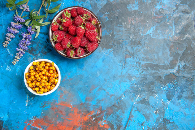 草莓沙棘碗的俯视图蓝莓碗的表面沙棘胡椒盘子