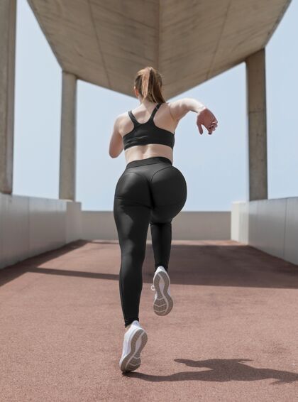 运动美女在户外运动运动装女人锻炼