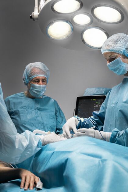 制服医生在给病人做外科手术病人护理医院