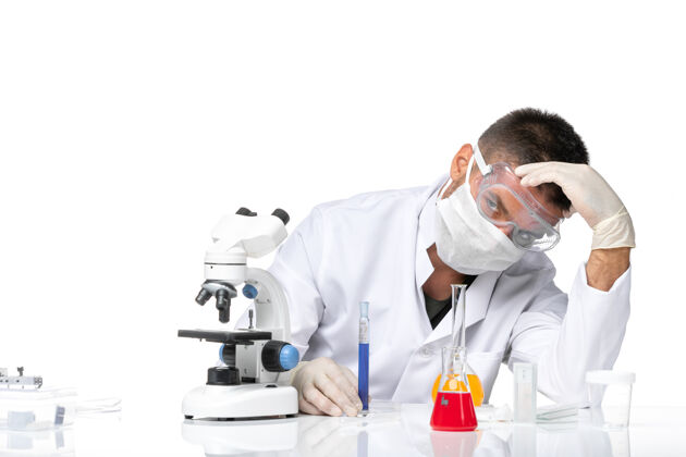 实验室外套正面图：男医生穿着白色医疗服 戴着面罩 因为科维德在工作 在一个空白处感到压力面具医生实验室
