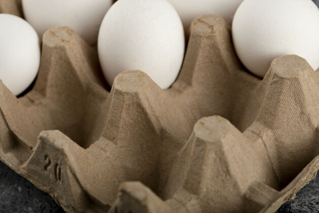 桌面生鸡蛋放在大理石表面的鸡蛋盒里开放农场产品