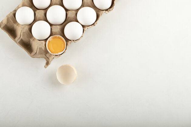 食品生鸡蛋放在蛋盒里 放在白色的表面上食品蛋白质生的