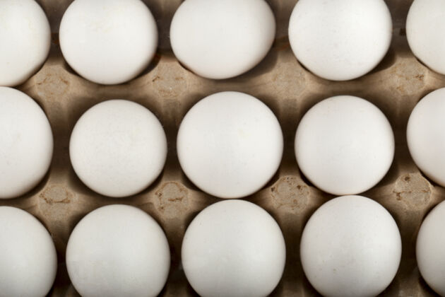 烹饪生鸡蛋放在大理石表面的鸡蛋盒里鸡蛋盒家禽鸡肉