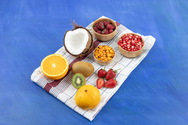 猕猴桃桌布上有很多新鲜美味的水果美味食品餐巾纸