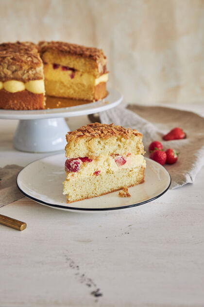 盘子垂直特写镜头美味的香草奶油蛋糕与草莓内的白色桌子上桌子糖糕点
