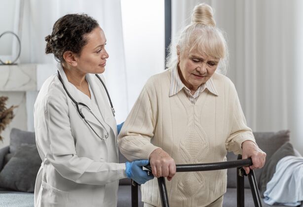 护理老妇人站在医生旁边室内健康老年