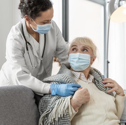 护理医生在照顾老妇人面膜健康健康