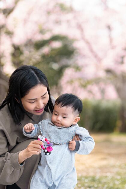 家庭一家人在户外度过美好时光日本树花