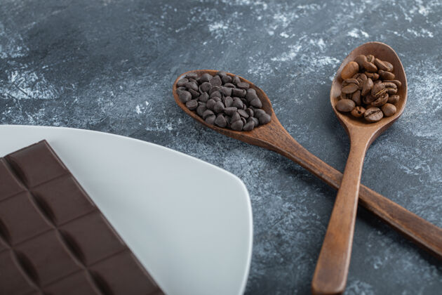 苦一块巧克力加咖啡豆和巧克力片糖果小吃棒