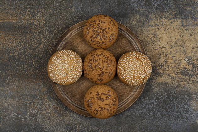 面包房在木板上放芝麻和巧克力块的饼干饼干种子糕点