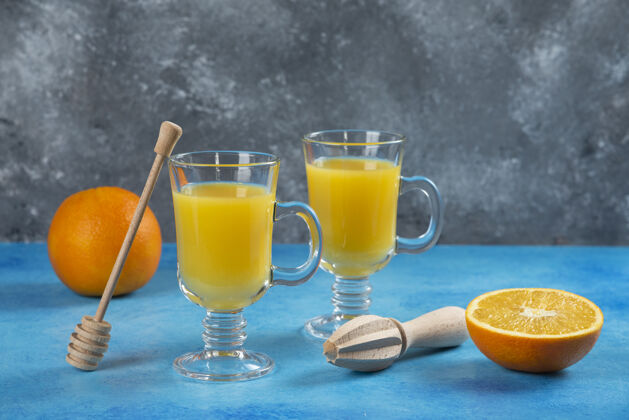 可口两杯橙汁和木铰刀柑橘美味提神