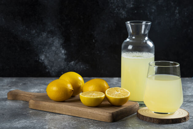 马克杯在木板上放一杯新鲜的柠檬汁新鲜的刷新的美味的