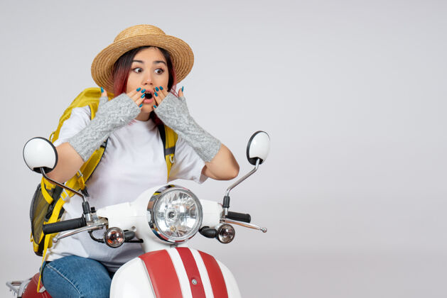 年轻女性游客正面图年轻女游客骑摩托车坐在白墙上高速女车辆照片骑游客摩托车游客骑行