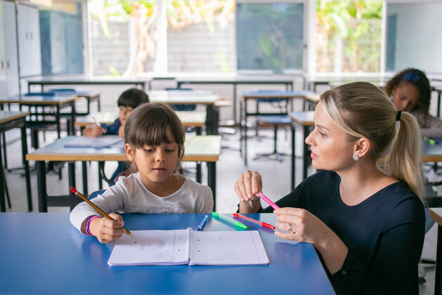 发展认真的小学老师帮助女孩完成任务铅笔孩子帮助