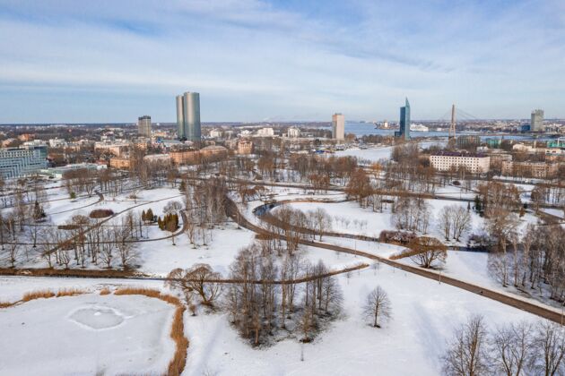 城镇冬季拉脱维亚里加市鸟瞰图外观水街道