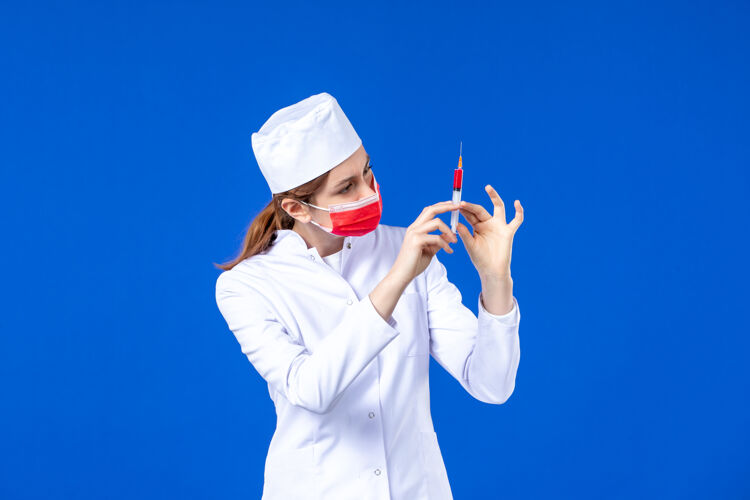 面罩正面图：身穿白色医疗服的女护士 戴着红色面罩 手上拿着蓝色针剂手注射女护士