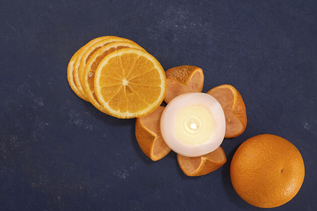 健康在蓝色背景上的一堆切片橙子 俯视图高质量的照片食品美味生物