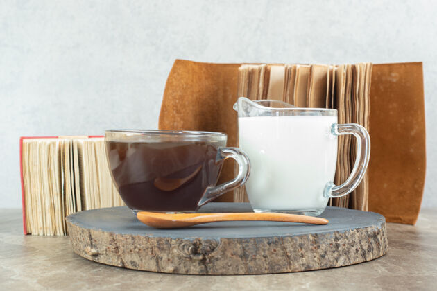 木头一杯咖啡 勺子和牛奶放在木片上咖啡杯子牛奶