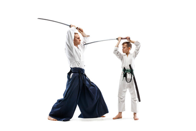 男男子和少年男孩在武术学校的合气道训练中战斗健康的生活方式和运动理念白色墙壁上穿着白色和服的战士身着制服的空手道男子人日本人空手道