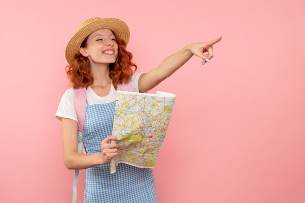 地图女游客正拿着地图在外国城市寻找方向旅行美丽尝试