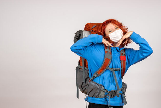 人女游客背着背包上山旅游肖像背包年轻