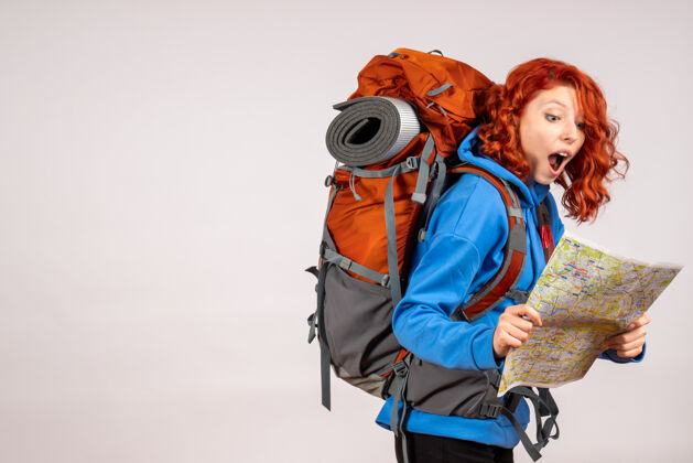 年轻女游客带着背包和地图去山里旅游女人背包情感