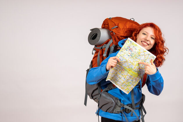 多彩女游客带着背包和地图去山里旅游人年轻女游客