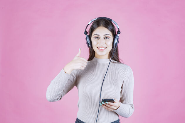 成人戴着耳机欣赏音乐的女孩快乐人类人