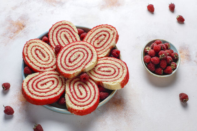 庆祝自制美味的覆盆子蛋糕卷红丝绒自制白天