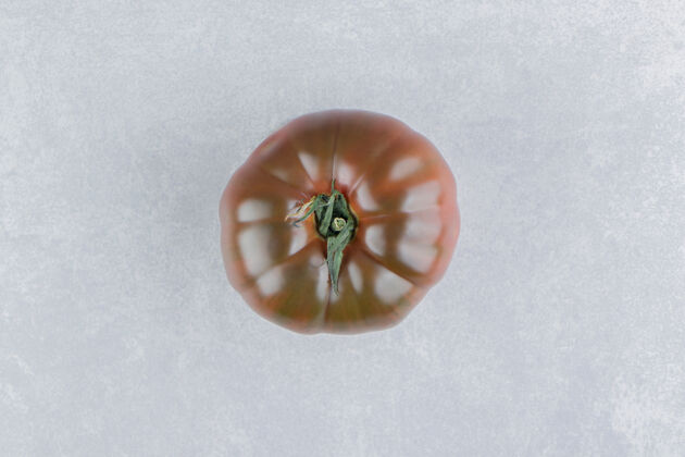 风味西红柿的俯视图 在白色的表面美味美味农业