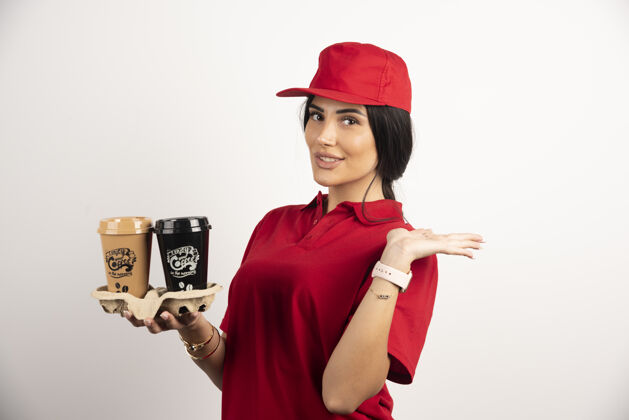 展台身着制服的女快递员拿着外卖咖啡高质量照片工人微笑咖啡