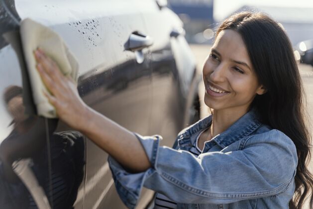 汽车在外面洗车的女人清洁女性人