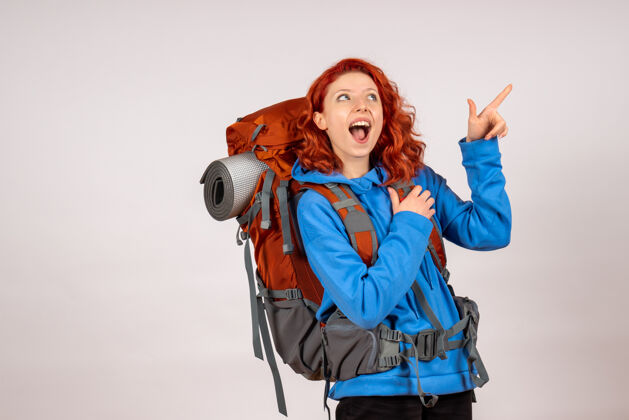 漂亮女游客背着背包上山旅游颜色旅行背包