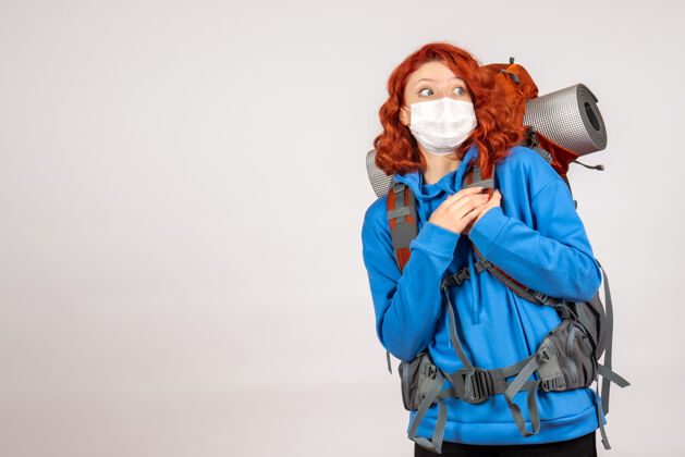 人正面图女游客带着背包 戴着面具上山旅游女游客成人年轻