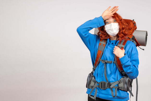 背包正面图女游客带着背包 戴着面具上山旅游旅行年轻人