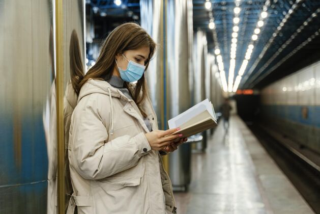 病毒在地铁站看书的年轻女子乘客外套感染