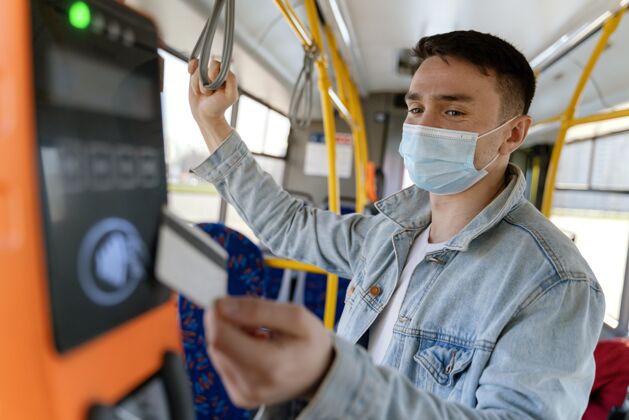 感染预防坐公交车的年轻人用公交卡付账乘客旅行车辆