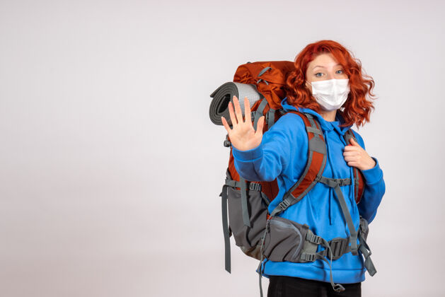 高山女游客背着背包上山旅游徒步旅行背包旅行