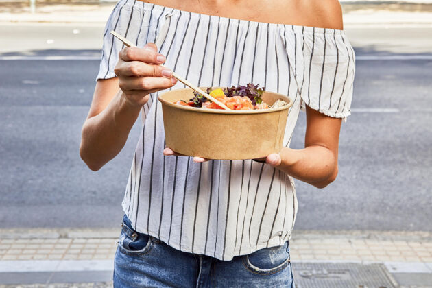 食物选择性聚焦拍摄女性拿着筷子与有机纸箱碗素食喜悦饮食