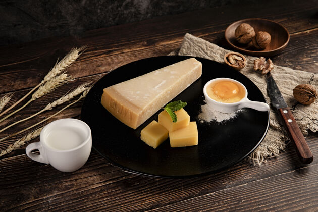 有机选择焦点拍摄美味的奶酪拼盘在桌上与核桃膳食健康背景