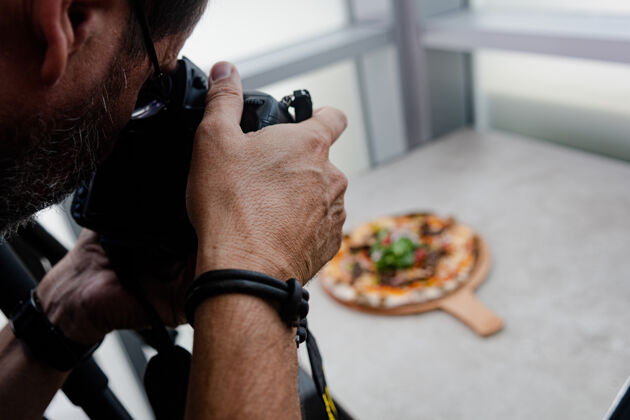 肖像美食摄影师在拍披萨摄影师照片油