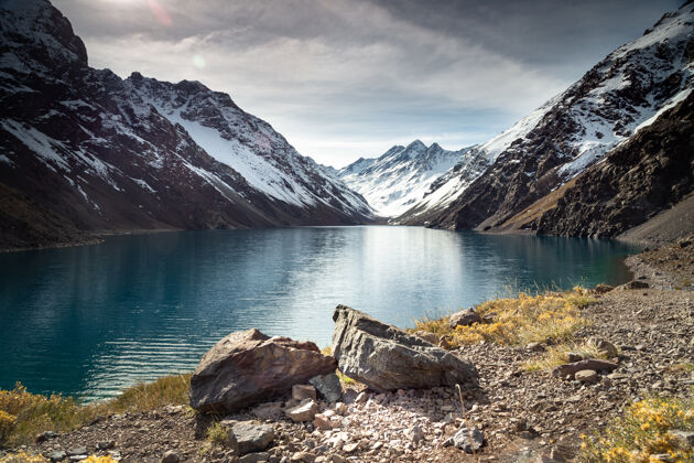 智利拉古纳德尔印加湖被高山环绕 智利被白雪覆盖高环境雪