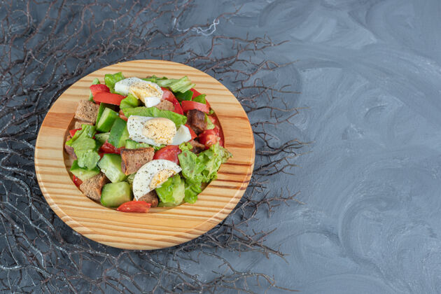 干皮羊肉沙拉 在大理石背景上加上干皮和鸡蛋鸡蛋番茄背景