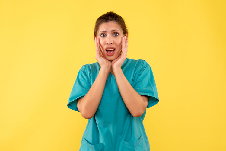 护士前视图黄色背景上穿着医用衬衫的女医生衬衫视图成人