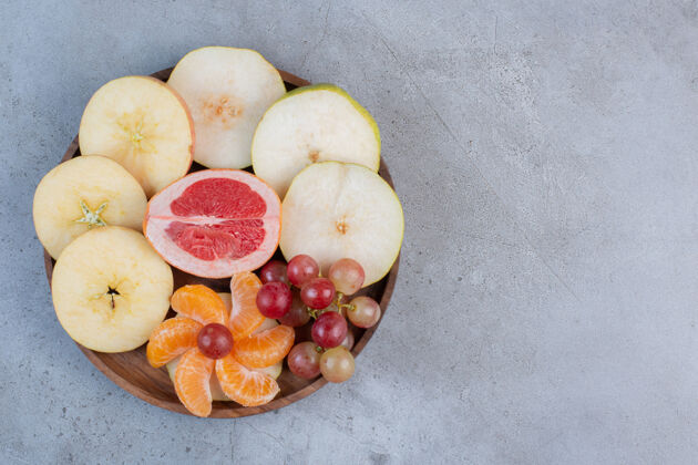 梨一种美味的水果 放在大理石背景的小盘子里柚子水果饮食