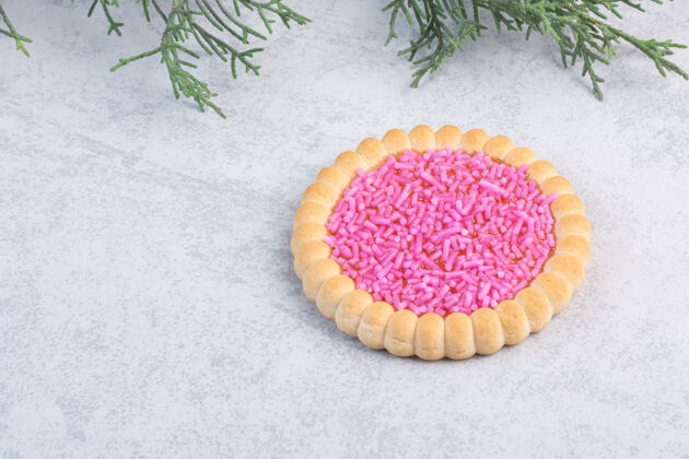 糖草莓果冻饼干和松枝 放在大理石上美味卡路里不健康