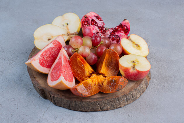 水果在大理石背景的木板上放一个小水果品种美味天然配料