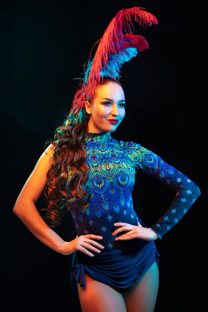 马尔迪美丽的年轻女子在狂欢节和化装舞会服装在五颜六色的霓虹灯黑色女性河流年轻